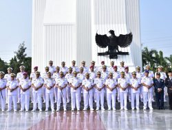 HORMATI PARA PENDAHULU, TNI AL GELAR ZIARAH DAN TABUR BUNGA DI TAMAN MAKAM PAHLAWAN