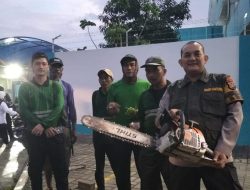 Aiptu Roby Danan Respon Kejadian Pohon Kupa Gowok Tumbang di Pemukiman Warga