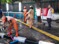 Bhabinkamtibmas Kelurahan Pasar Baru Peduli Lingkungan Bersama Unsur Tiga Pilar