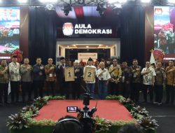 Sambut Pilkada Damai dan Riang Gembira, Kapolda Bengkulu Ajak Kedua Paslon Gub dan Wagub Nyanyi Bareng di Malam Pengundian Nomor Urut