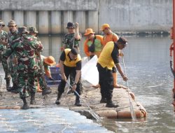 Karya Bakti di Sungai Ciliwung dalam Rangka Memperingati HUT TNI ke-79 Tahun