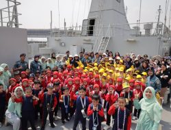 SANDAR DI KOLINLAMIL, KRI BANDA ACEH-593 DI “SERBU” ANAK-ANAK TK