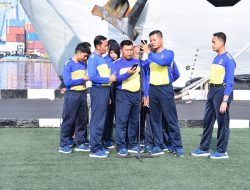 PACU SEMANGAT OLAHRAGA, DENGAN MENYANYIKAN MARS SATKER