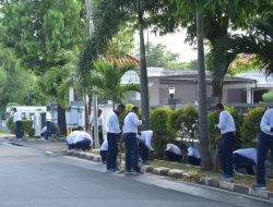 CIPTAKAN LINGKUNGAN ASRI, PRAJURIT KOLINLAMIL LAKSANAKAN AKSI BERSIH LINGKUNGAN
