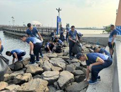 PERINGATI HARI CINTA PUSPA DAN SATWA NASIONAL, PRAJURIT KRI TANJUNG KAMBANI 971 LAKSANAKAN AKSI BERSIH BERSIH PESISIR
