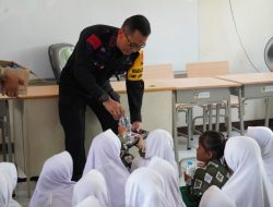 Satbrimob Polda Metro Jaya Adakan Kegiatan Makan Siang Bergizi di SDN 01 Hegarmukti Cikarang Pusat dengan Mobil Dapur Lapangan