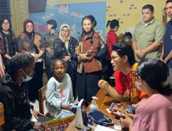 Ketum Bhayangkari Juliati Sigit Prabowo Hibur Pengungsi Korban Erupsi Gunung Lewotobi