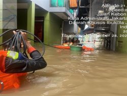 Tim SAR Brimob Polda Metro Jaya Evakuasi Warga Terdampak Banjir di Kampung Melayu