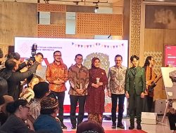 Menteri Kebudayaan Fadli Zon resmi membuka Fashion Show Kebaya di Sarinah Jakarta