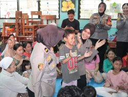 Polres Metro Jakarta Pusat berikan Trauma Healing untuk Korban Kebakaran di Kebon Kosong, Kemayoran