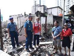 PRAJURIT KOLINLAMIL SIGAP BANTU KORBAN KEBAKARAN DI KEMAYORAN