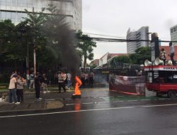 Aksi Bakar Ban di Depan PT Pertamina, LEMBAGA ADVOKASI MASYARAKAT INDONESIA Tujuh Direksi Pertamina dan Anak Perusahaan Diduga Korupsi Impor BBM dan Minyak  Mentah
