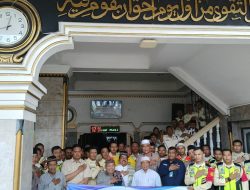 Polri Gelar Kegiatan Jumat Berkah dalam Rangka HUT Satpam Ke-44 di Masjid Al Aqwam