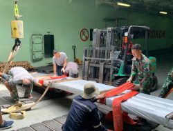 KRI TELUK YOUTEFA -522 ANGKUT BANTUAN KEMANUSIAAN UNTUK PENGUNGSI ERUPSI LEWOTOBI LAKI LAKI