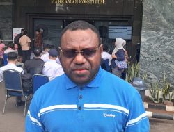 Tokoh Intektual Provinsi Papua Tengah Isak Kogoyanak Giay Hadir di Gedung MK