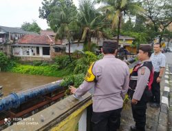 Polsek Matraman Tinjau Genangan Air di Sungai Ciliwung