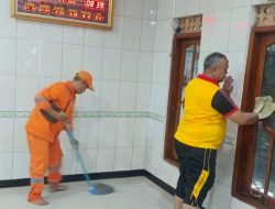 Aksi Peduli Jumat Beribadah: Polisi, TNI, dan Warga Bersihkan Musholla Di Tambora