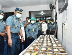 PANGLIMA KOLINLAMIL BERSAMA KASAL TINJAU PROSES PENGOLAHAN MAKAN BERGIZI GRATIS