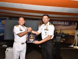 SINGGAH DI JAKARTA, PANGLIMA KOLINLAMIL HADIRI DECK RECEPTION KAPAL PERANG INS MUMBAI