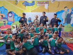 Brimob Polda Metro Jaya Bagikan Makanan Bergizi Gratis untuk Anak Jalanan di Karet