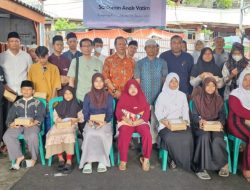 Kegiatan Peduli Sosial, Santunan Anak Yatim dan Duafa oleh Bhabinkamtibmas Kampung Rawa, Ketua RW 07 dan LSM Masyarakat Perkotaan