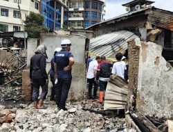 Tim Puslabfor Bareskrim Polri Lakukan Olah TKP Kebakaran di Gang Laler, Kemayoran
