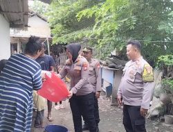 Kapolsek Kedungwaringin AKP Aliyani Gelar Jumat Berkah, Bagikan Sembako untuk Warga Kurang Mampu