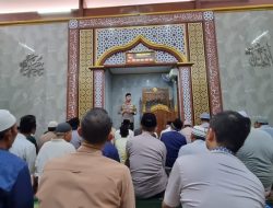 Jumat Keliling, Polsek Ciputat Timur Tegaskan Pentingnya Kolaborasi Keamanan