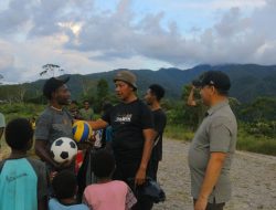 Satgas Ops Damai Cartenz Pererat Hubungan dengan Pemuda Lewat Dukungan Olahraga