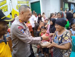 Polres Metro Jakarta Timur Dan Polsek Pasar Rebo Bagikan 250 Makanan Gratis Ke Warga