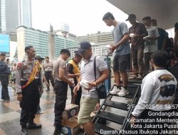 Ditsamapta Polda Metro Jaya Gelar Bagi-bagi Makanan Gratis di CFD, Warga Antusias