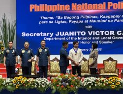 KOMBES POL RETNO PRIHAWATI TERIMA PENGHARGAAN DARI KEPALA KEPOLISIAN FILIPINA ATAS KONTRIBUSI DALAM KERJA SAMA HUKUM RI-FILIPINA