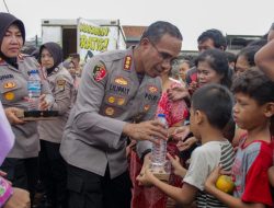 Polres Metro Jakarta Timur Bagikan 300 Nasi Box Gratis untuk Warga