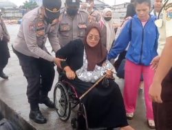 Aksi Heroik Bhabinkamtibmas Muara Angke, Bantu Ibu Sakit Naik Kapal