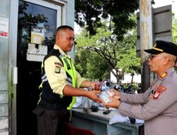Satbinmas Dan Bhabinkamtibmas Bagikan Sarapan Gratis, Untuk Satpam