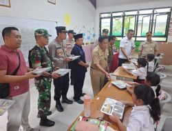 Bhabinkamtibmas Pulau Pramuka dan Kanit Binmas Polsek Kepulauan Seribu Monitoring Kegiatan Makan Siang Bergizi