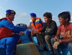Satpolairud Polres Kepulauan Seribu Bagikan Takjil dan Life Jacket Gratis dalam Patroli Laut