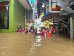 Brimob Polda Metro Jaya Evakuasi Warga di Kampung Melayu, Banjir Capai 2 Meter