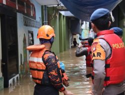 Brimob Polda Metro Jaya Evakuasi Warga di Kampung Melayu, Banjir Capai 2 Meter