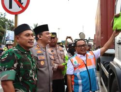 Sinergi TNI – Polri Bagikan Takjil Kepada Masyarakat