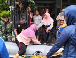 Personel Kodim 0507/Bekasi Tanpa Kenal Lelah Bantu Korban Banjir