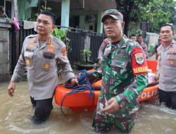 Polri salurkan bantuan dan evakuasi warga terdampak banjir di Bekasi dan Depok
