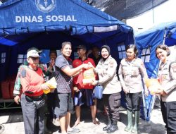 Polwan Bantu Warga Terdampak Banjir di Kebon Jeruk, Bagikan Sembako dan Layanan Kesehatan