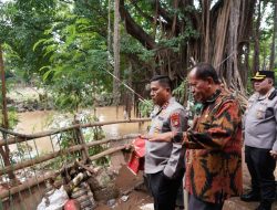 Kapolda Metro Jaya Irjen Pol Karyoto Tinjau Pengungsian Warga Terdampak Banjir di Pancoran