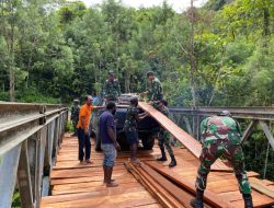 TNI Bersama Warga Perbaiki Jembatan Buka Akses Ekonomi di Papua