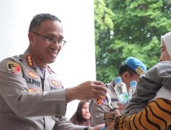 Kapolres dan Polwan Polres Jakarta Timur Bagikan Takjil dan Makanan Gratis untuk Warga Terdampak Banjir di Gedong
