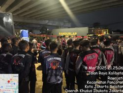 Dirikan Dapur Lapangan, Polri Bagikan 500 Porsi Makanan untuk Korban Banjir Rawajati