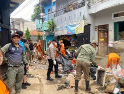 Bhabinkamtibmas Bidaracina Bersama Tiga Pilar Laksanakan Kerja Bakti Pasca Banjir di Tanjung Lengkong