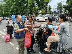 Polsek Ciracas Bagikan 200 Paket Takjil untuk Masyarakat Pengguna Jalan di Bulan Ramadhan