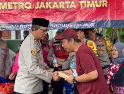 Polsek Kramatjati Bagikan Makanan dan Pakaian untuk Warga Terdampak Banjir
